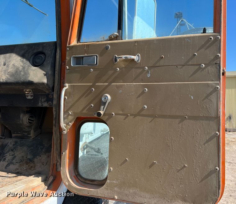 image for item DK7059 1977 International Paystar 5000  truck cab and chassis