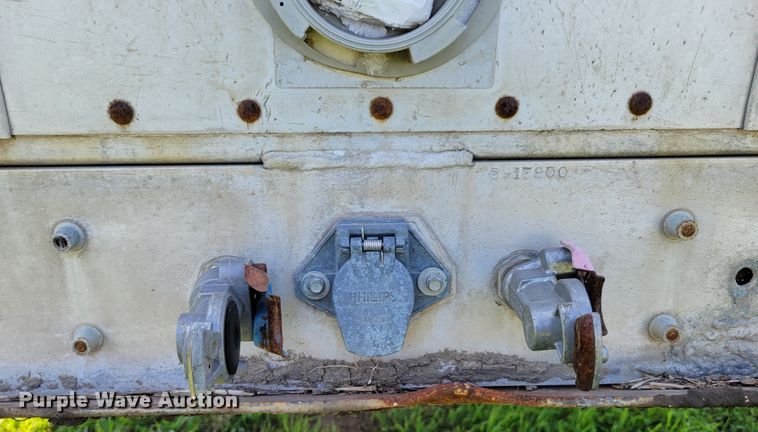 image for item DM2440 1996 Wilson PSAL-303P  livestock trailer