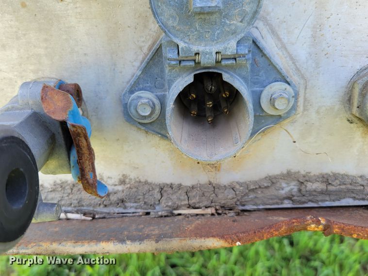 image for item DM2440 1996 Wilson PSAL-303P  livestock trailer