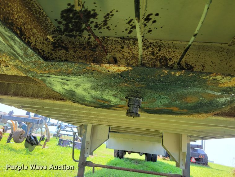 image for item DM2440 1996 Wilson PSAL-303P  livestock trailer