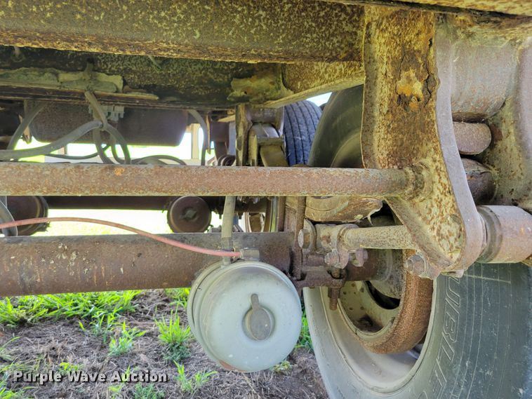 image for item DM2440 1996 Wilson PSAL-303P  livestock trailer