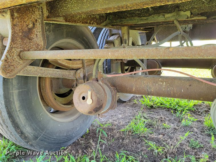 image for item DM2440 1996 Wilson PSAL-303P  livestock trailer
