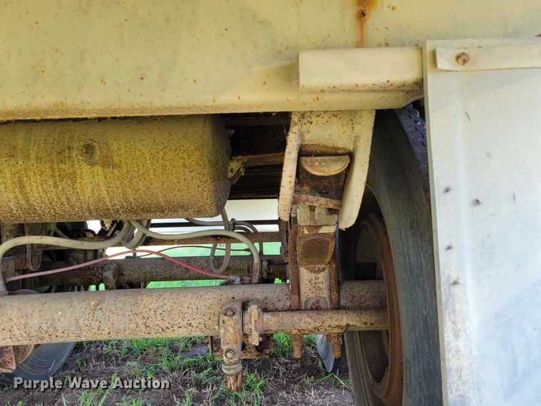 image for item DM2440 1996 Wilson PSAL-303P  livestock trailer