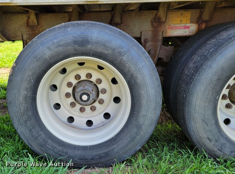 image for item DM2440 1996 Wilson PSAL-303P  livestock trailer