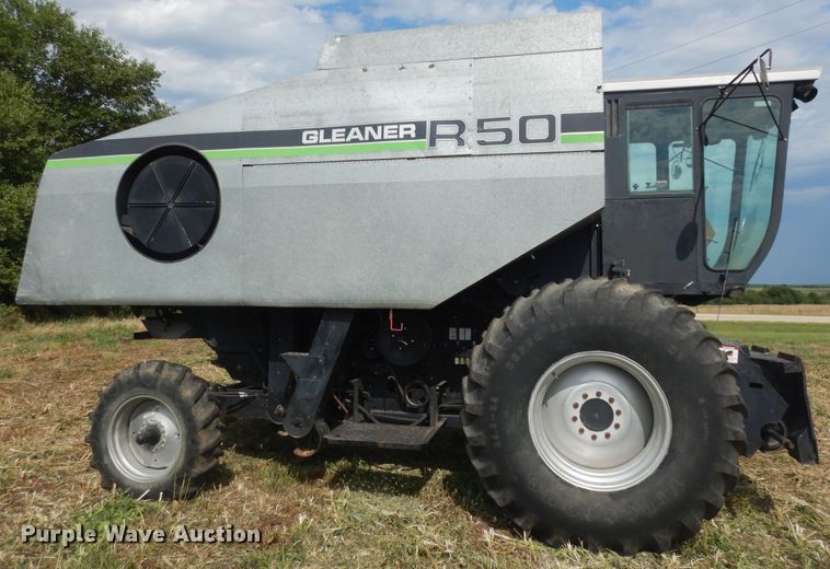 image for item DN1718 1986 Gleaner R50  combine