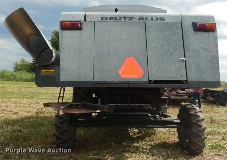 image for item DN1718 1986 Gleaner R50  combine