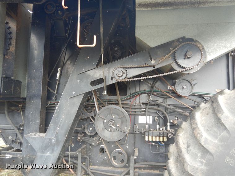 image for item DN1718 1986 Gleaner R50  combine