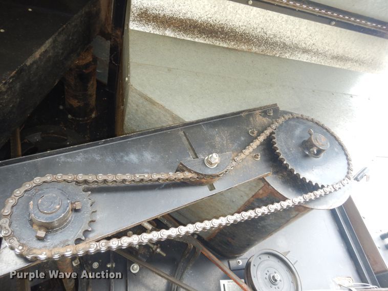 image for item DN1718 1986 Gleaner R50  combine