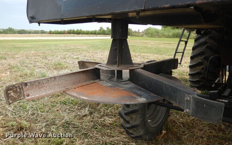 image for item DN1718 1986 Gleaner R50  combine
