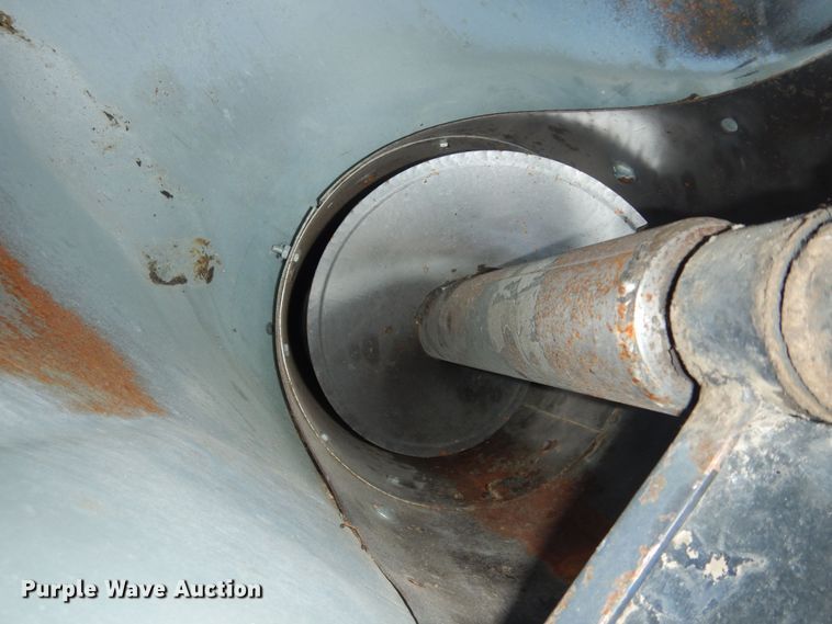 image for item DN1718 1986 Gleaner R50  combine