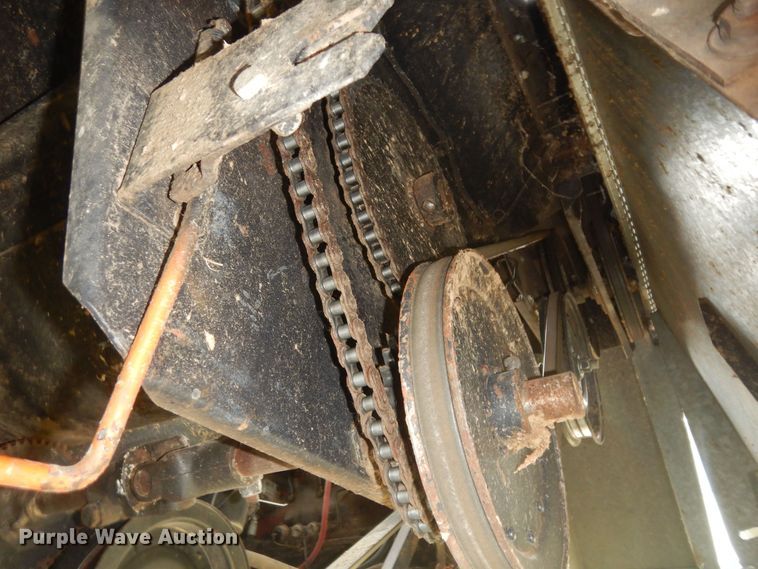 image for item DN1718 1986 Gleaner R50  combine