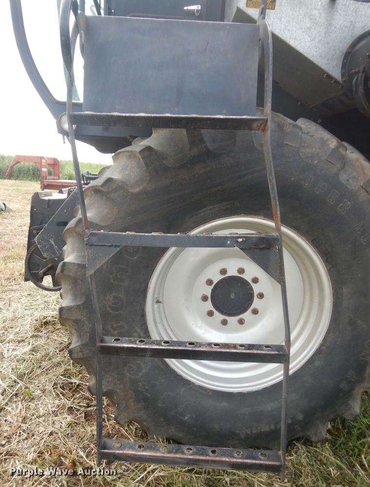 image for item DN1718 1986 Gleaner R50  combine