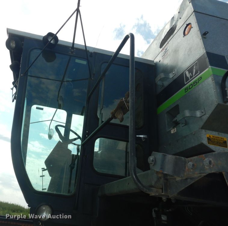 image for item DN1718 1986 Gleaner R50  combine