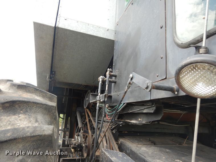 image for item DN1718 1986 Gleaner R50  combine