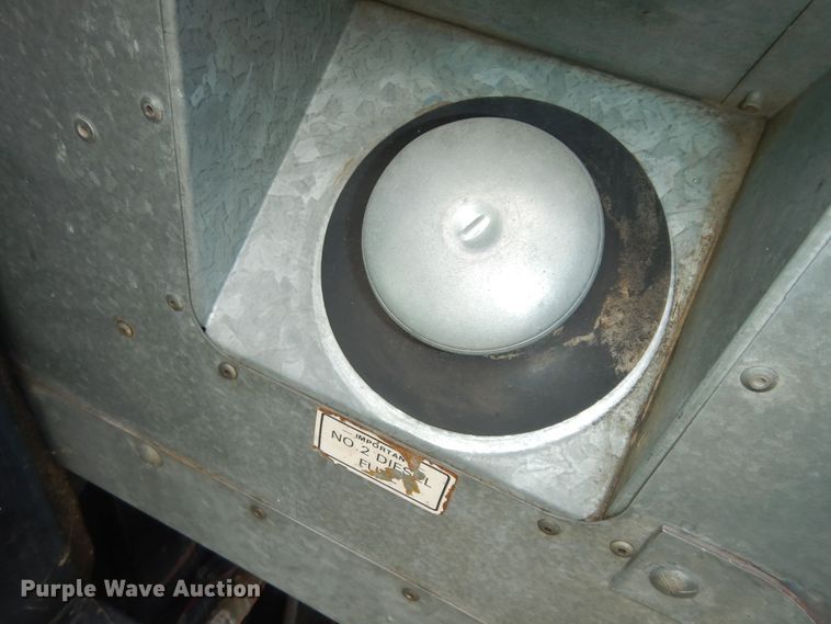 image for item DN1718 1986 Gleaner R50  combine