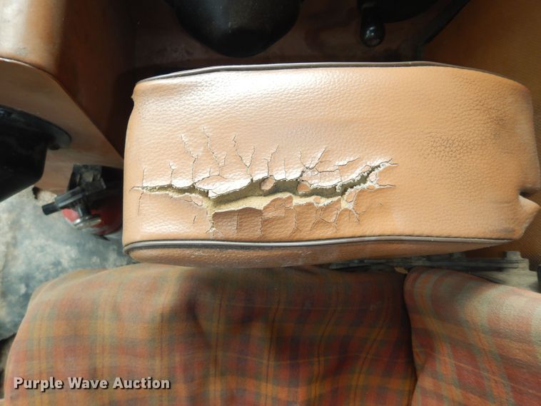 image for item DN1718 1986 Gleaner R50  combine