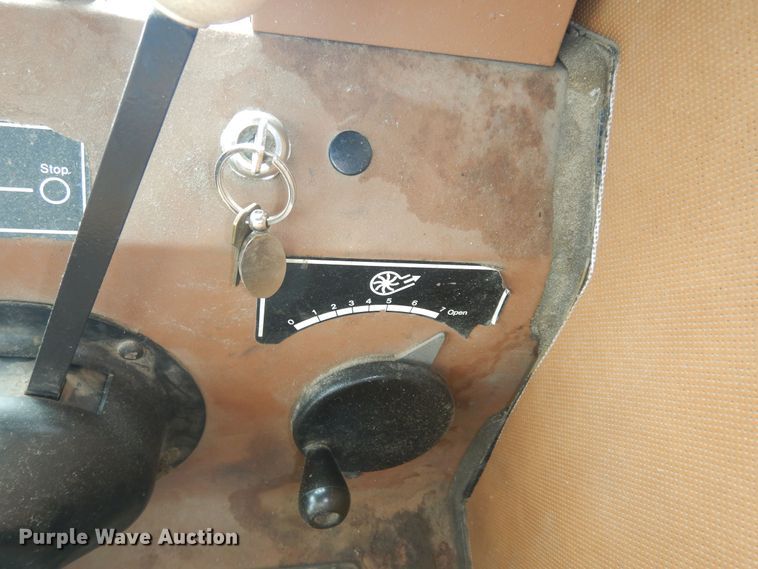 image for item DN1718 1986 Gleaner R50  combine