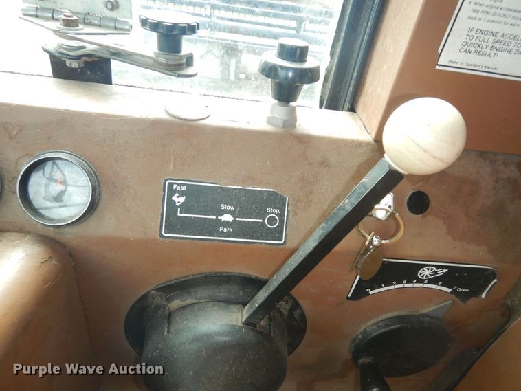 image for item DN1718 1986 Gleaner R50  combine