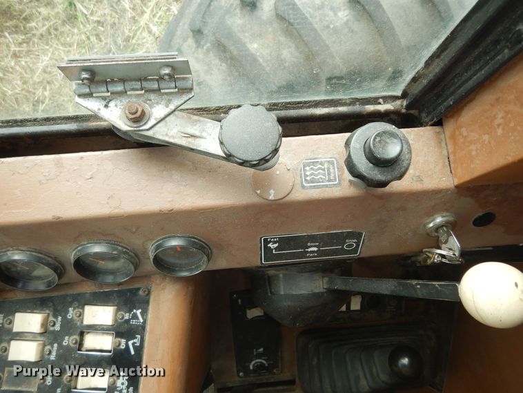 image for item DN1718 1986 Gleaner R50  combine