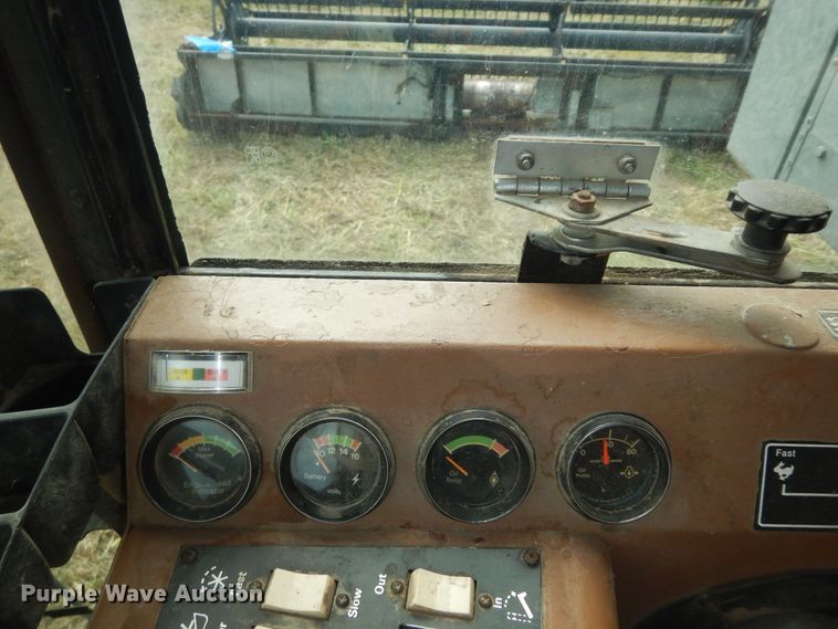 image for item DN1718 1986 Gleaner R50  combine