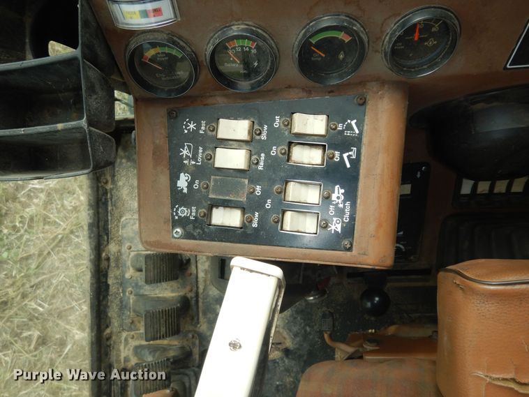 image for item DN1718 1986 Gleaner R50  combine