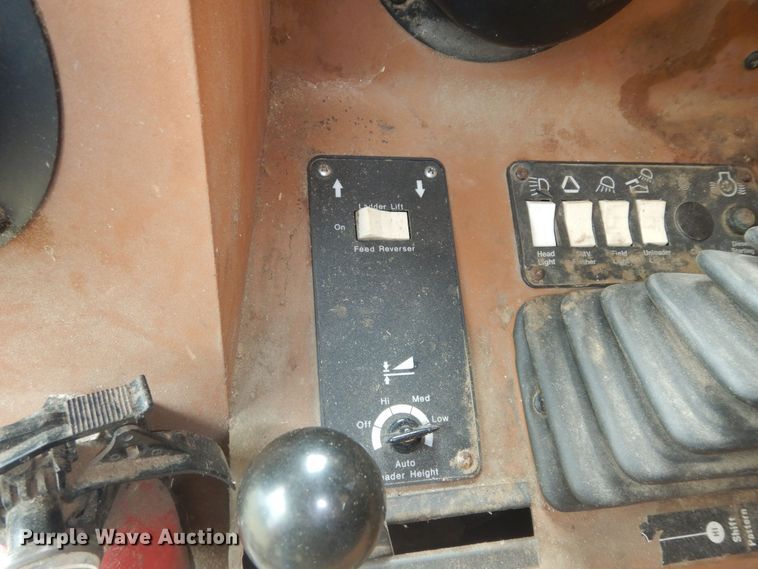 image for item DN1718 1986 Gleaner R50  combine