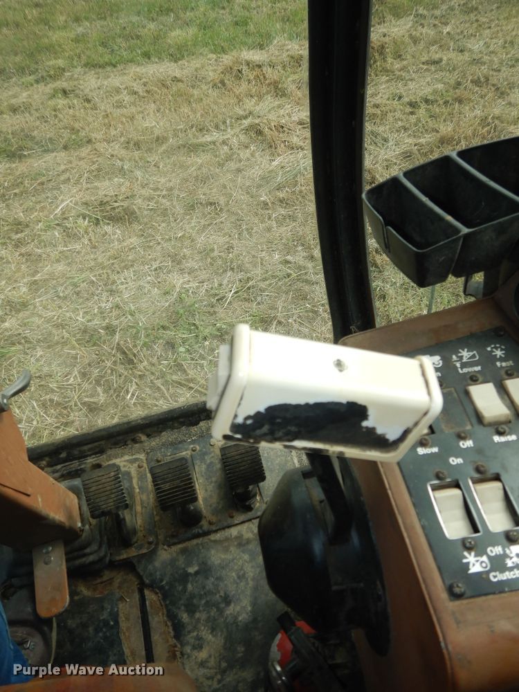 image for item DN1718 1986 Gleaner R50  combine