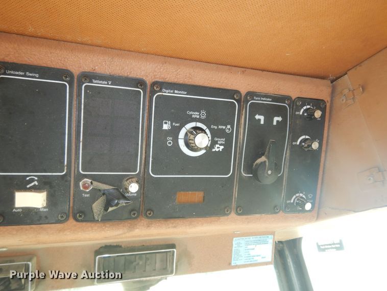 image for item DN1718 1986 Gleaner R50  combine