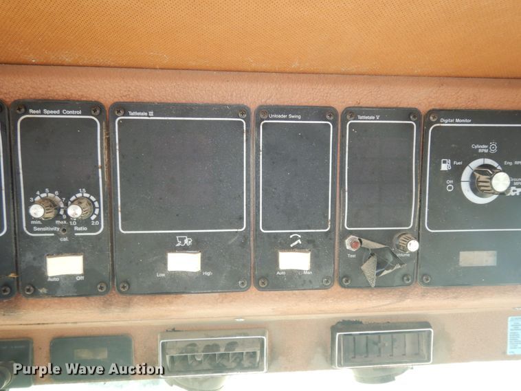 image for item DN1718 1986 Gleaner R50  combine