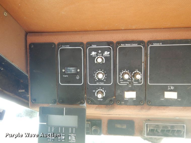 image for item DN1718 1986 Gleaner R50  combine