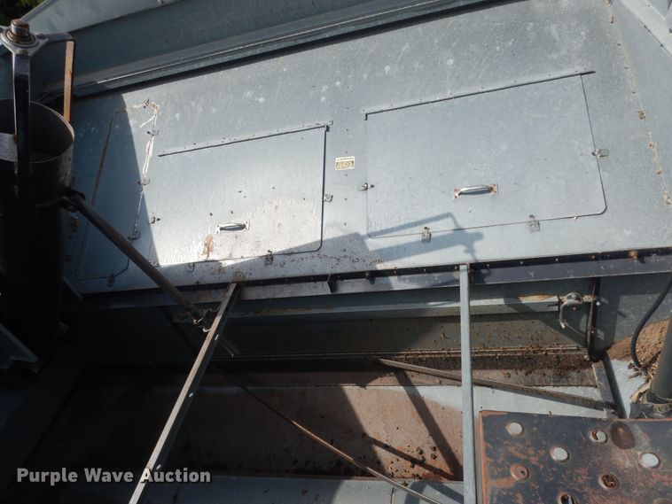 image for item DN1718 1986 Gleaner R50  combine