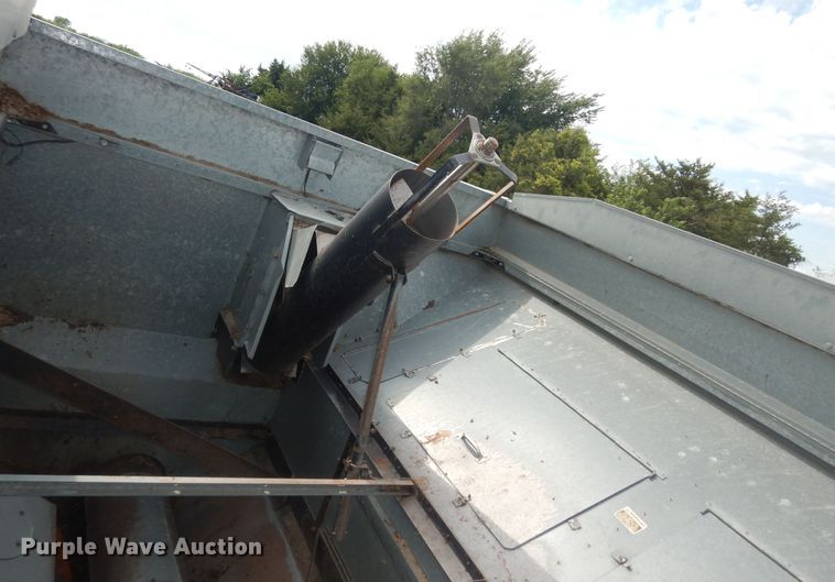 image for item DN1718 1986 Gleaner R50  combine