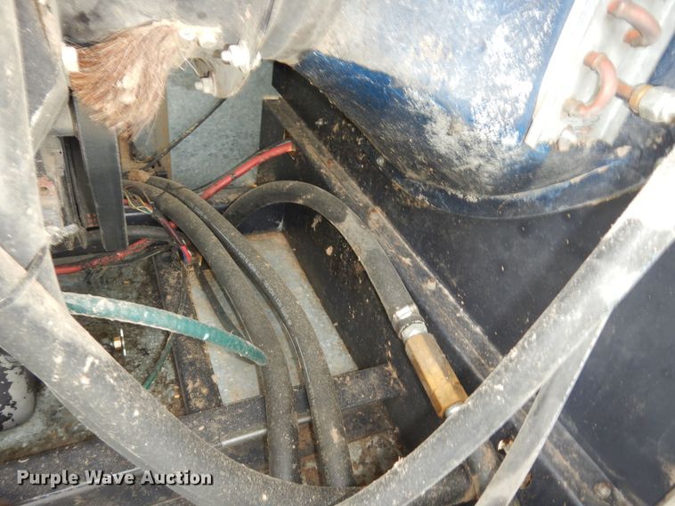 image for item DN1718 1986 Gleaner R50  combine