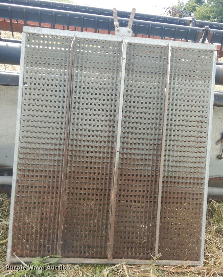 image for item DN1718 1986 Gleaner R50  combine