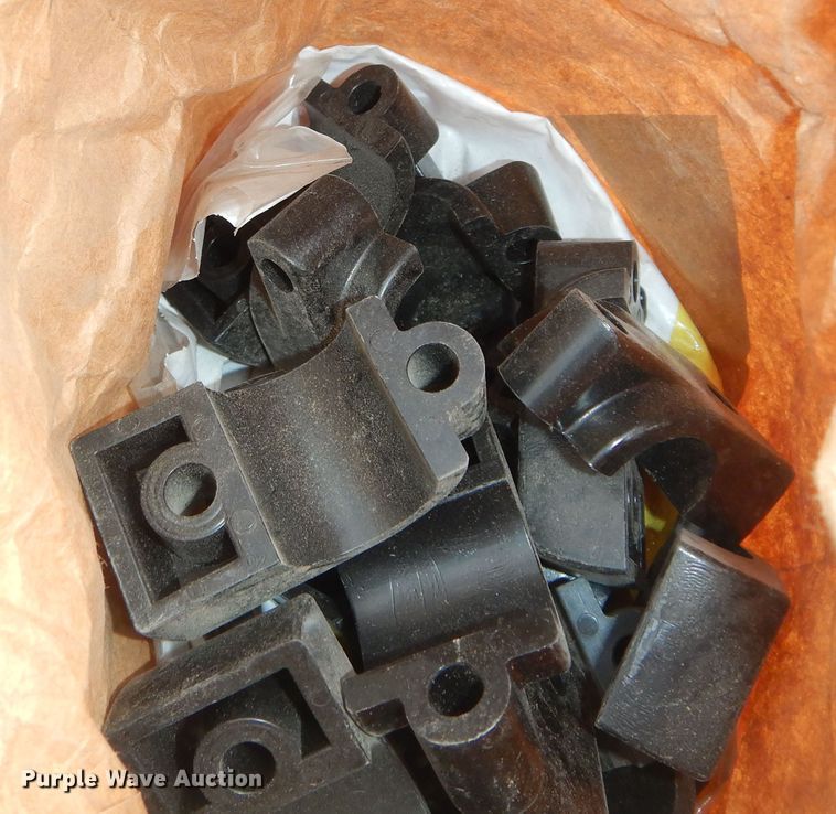 image for item DN1718 1986 Gleaner R50  combine