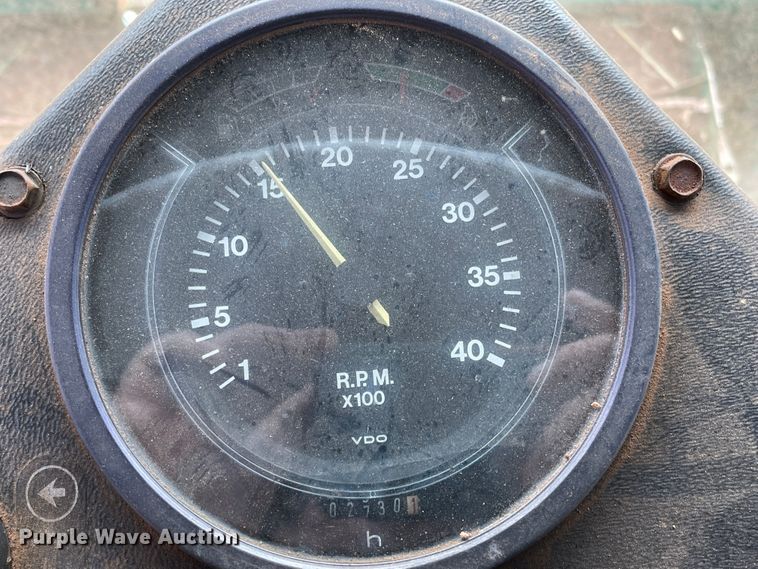 image for item DN5085 1985 John Deere 3830  windrower