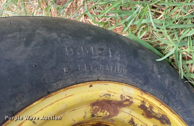 image for item DN5085 1985 John Deere 3830  windrower