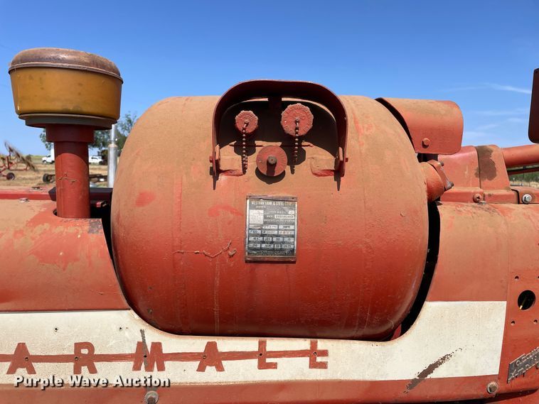 image for item DN5097 Farmall 400  tractor