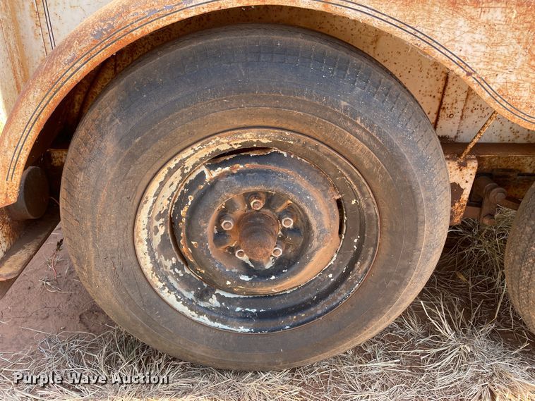 image for item DN5098 1970 Linville  livestock trailer