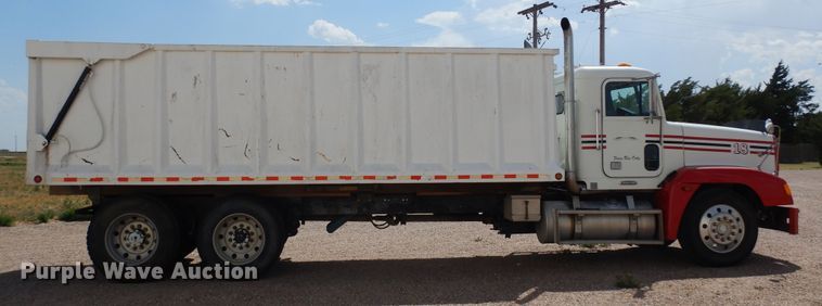 image for item DR1282 1999 Freightliner FLD  grain truck