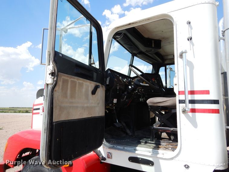 image for item DR1282 1999 Freightliner FLD  grain truck