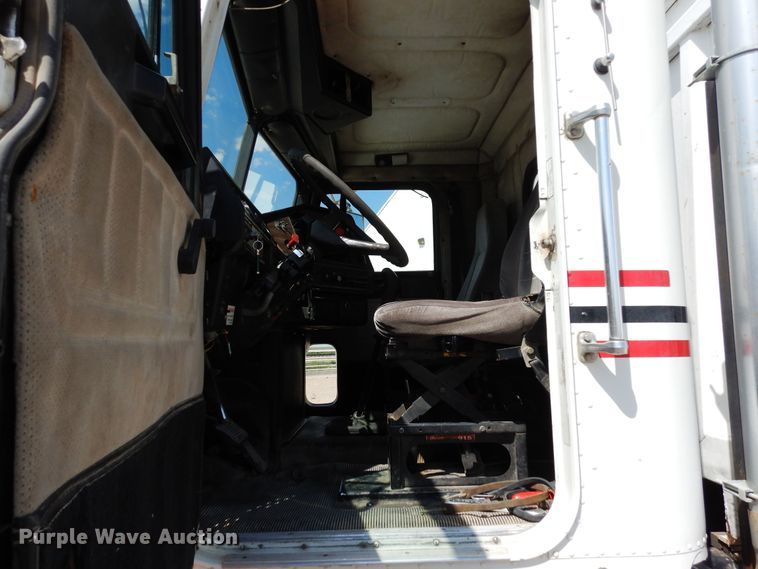 image for item DR1282 1999 Freightliner FLD  grain truck