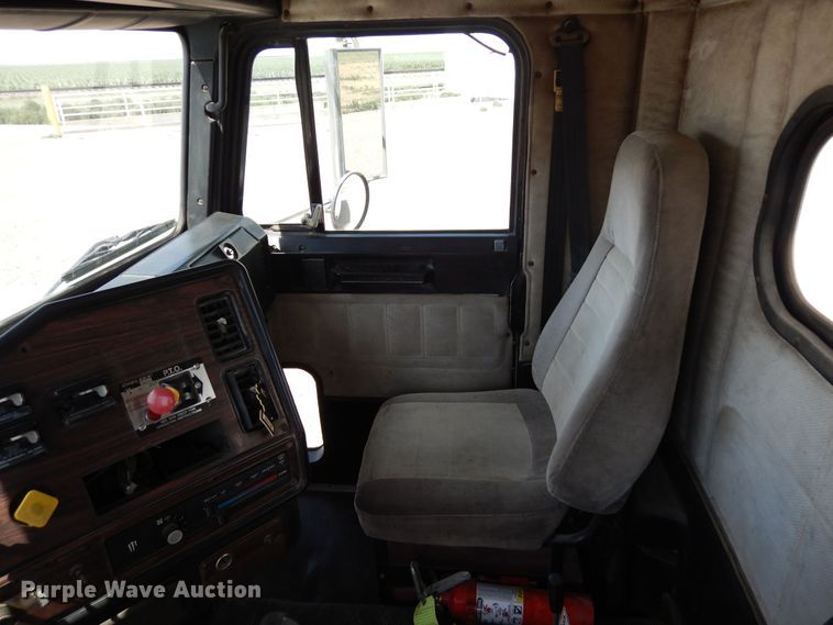 image for item DR1282 1999 Freightliner FLD  grain truck