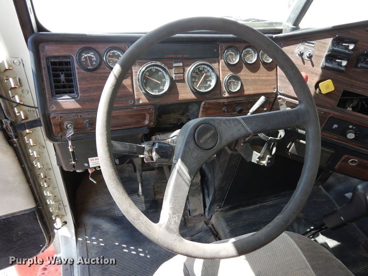 image for item DR1282 1999 Freightliner FLD  grain truck