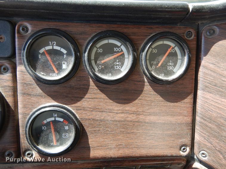 image for item DR1282 1999 Freightliner FLD  grain truck