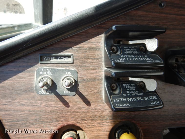 image for item DR1282 1999 Freightliner FLD  grain truck