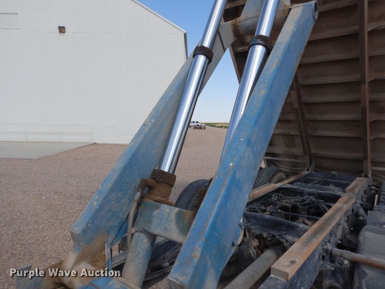 image for item DR1282 1999 Freightliner FLD  grain truck