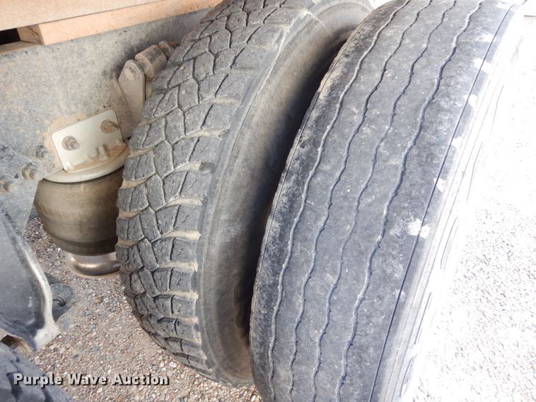 image for item DR1282 1999 Freightliner FLD  grain truck