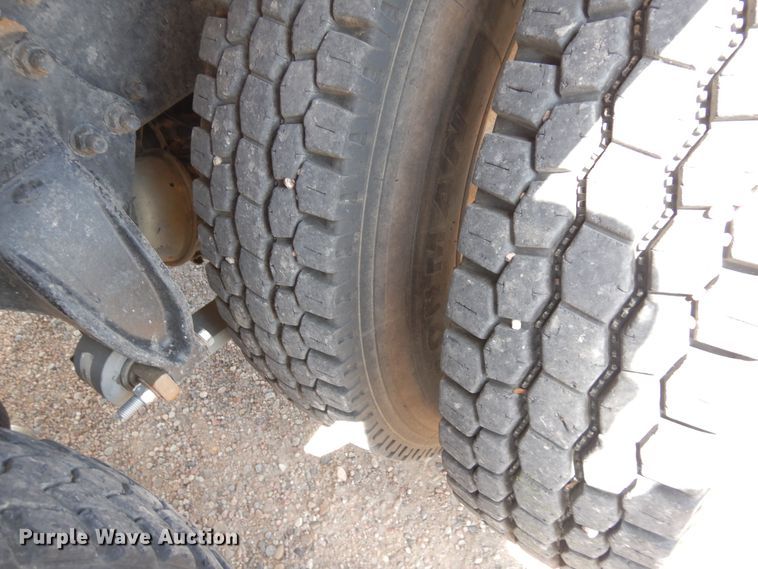 image for item DR1282 1999 Freightliner FLD  grain truck