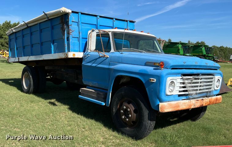 image for item DS8471 1970 Ford F610  grain truck